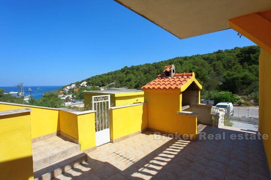 Otok kod Šibenika, nezavršena kuća blizu mora