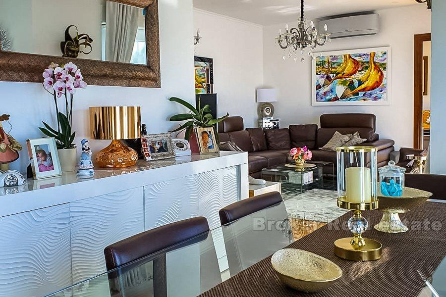 Blisko Splitu, Podstrana, atrakcyjny apartament z 3 sypialniami