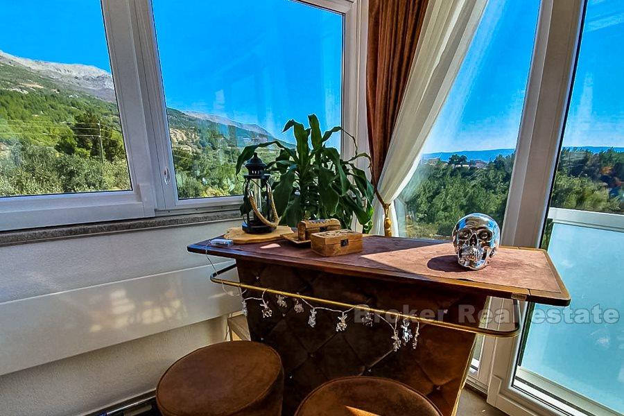 Blisko Splitu, Podstrana, atrakcyjny apartament z 3 sypialniami