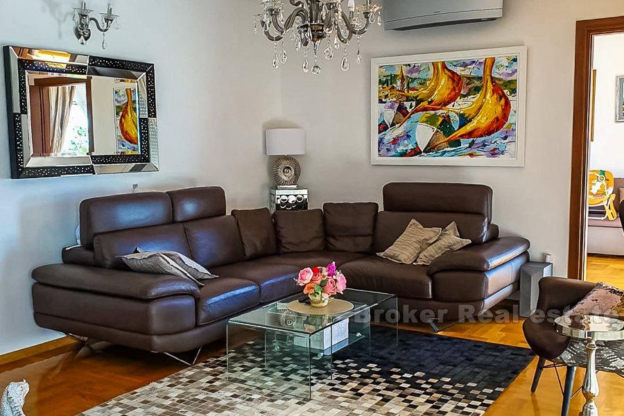 Blisko Splitu, Podstrana, atrakcyjny apartament z 3 sypialniami