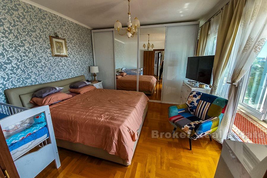 Blisko Splitu, Podstrana, atrakcyjny apartament z 3 sypialniami