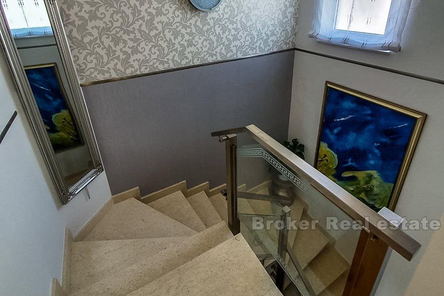 Blisko Splitu, Podstrana, atrakcyjny apartament z 3 sypialniami