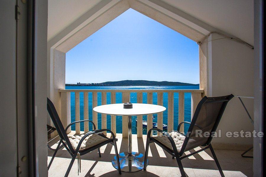 Kastela, stenhus vid havet