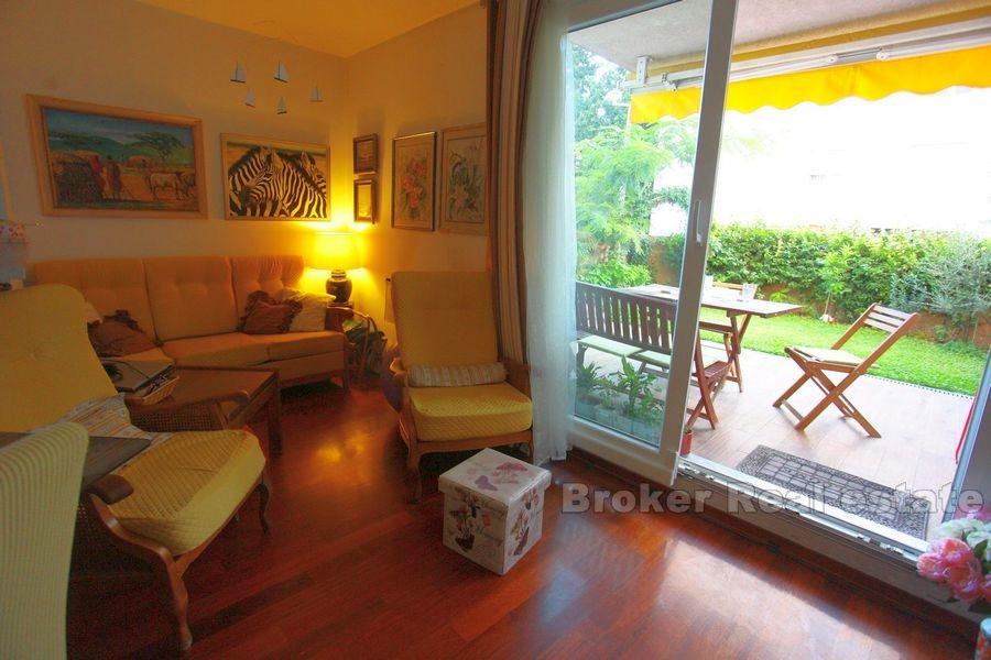 Split, Brda, dvosoban stan s vrtom i garažom