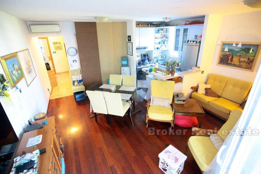 Split, Brda, dvosoban stan s vrtom i garažom