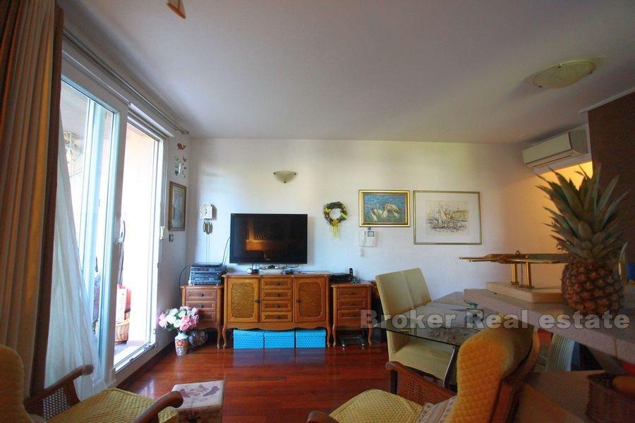 Split, Brda, dvosoban stan s vrtom i garažom