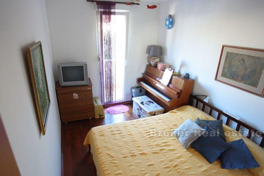 Split, Brda, dvosoban stan s vrtom i garažom