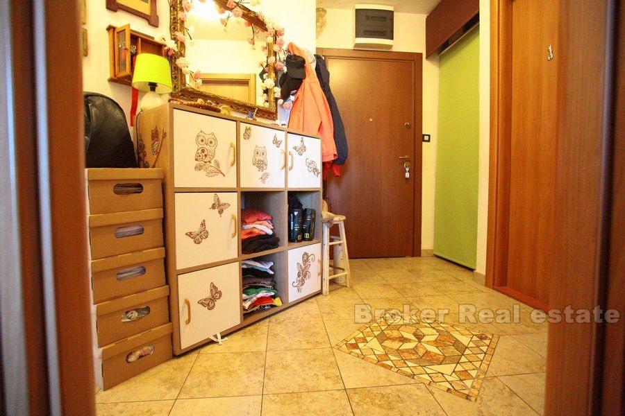 Split, Brda, dvosoban stan s vrtom i garažom