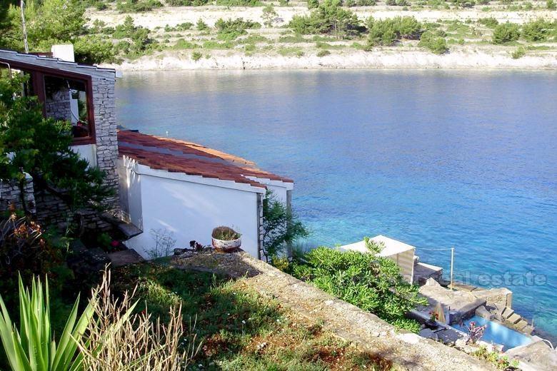 øya Korcula, hus ved sjøen