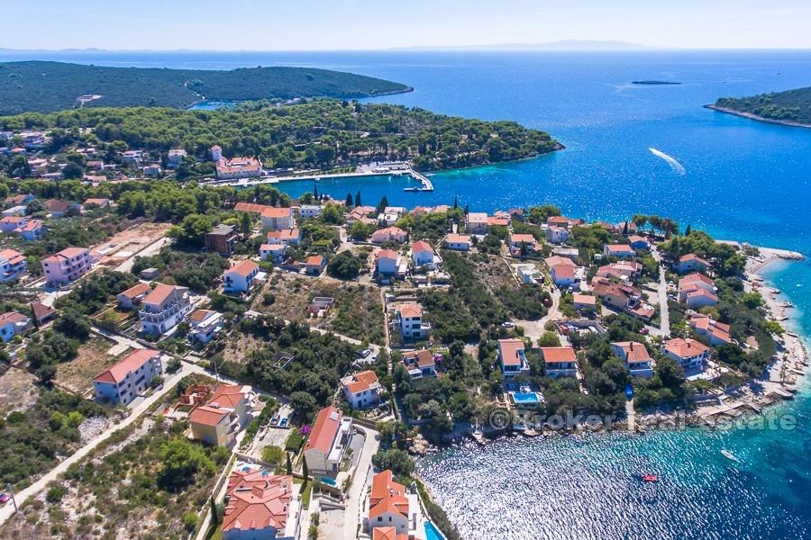 ostrov Šolta, stavební pozemek s krásným výhledem na moře