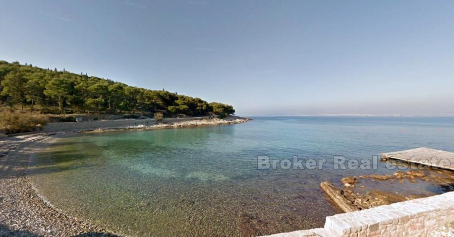 Island of Brac, building land 300 m from the sea