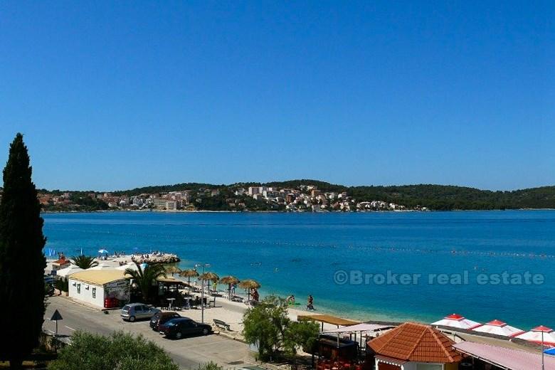 Insel Ciovo, schöne Villa erste Reihe zum Meer