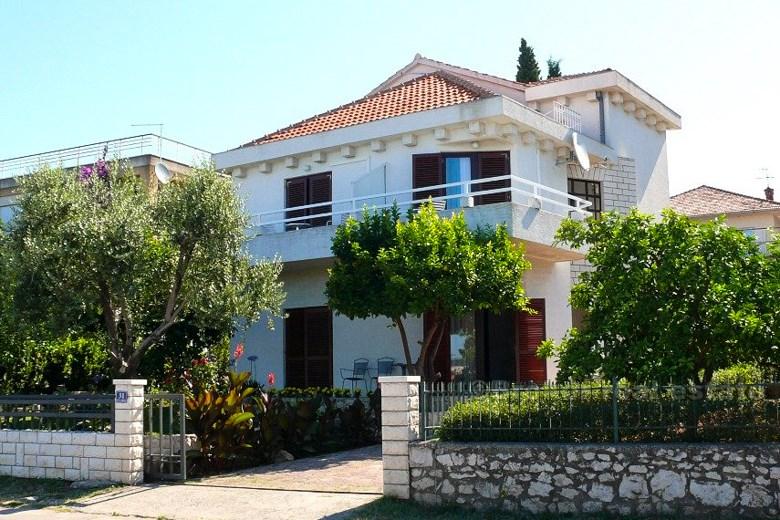 Insel Ciovo, schöne Villa erste Reihe zum Meer