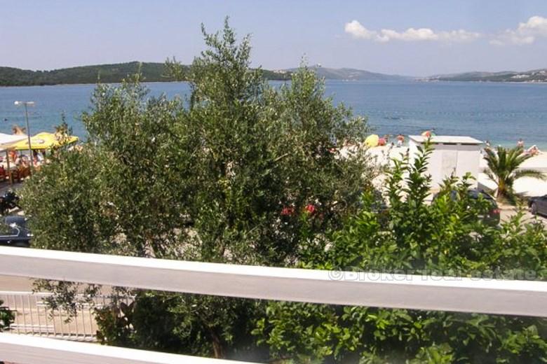 Insel Ciovo, schöne Villa erste Reihe zum Meer