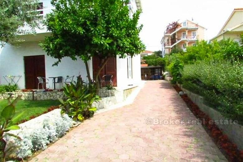 Insel Ciovo, schöne Villa erste Reihe zum Meer