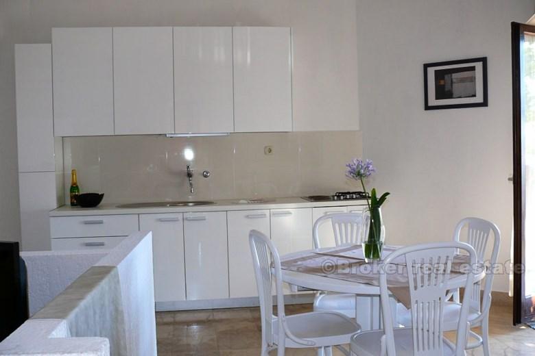 Insel Ciovo, schöne Villa erste Reihe zum Meer