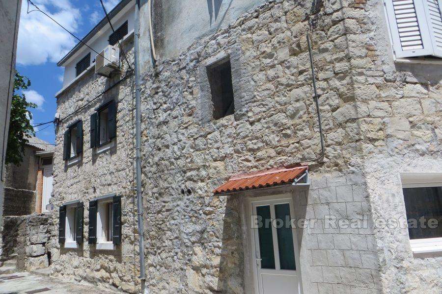 Kaštela, autohtona kamena kuća