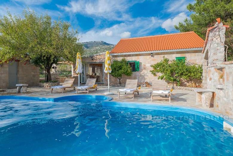île de Brac, villa première rangée de la mer
