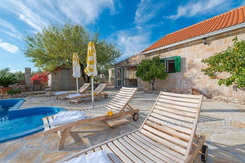 île de Brac, villa première rangée de la mer
