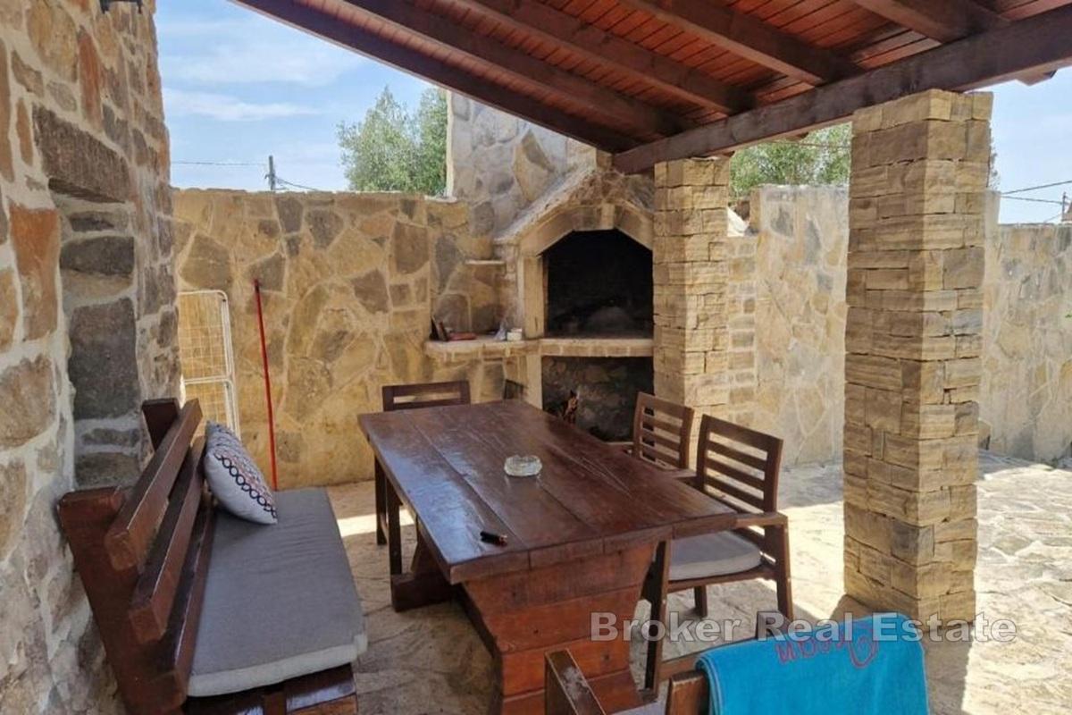 Île de Drvenik - maison en pierre