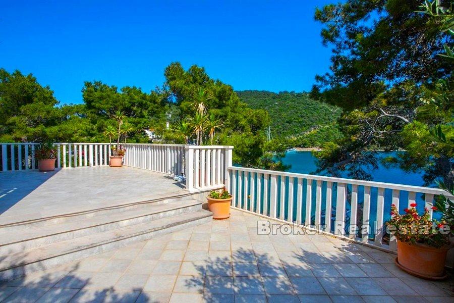 Ostrov Lastovo, apartmánový dom, prvé rade k moru