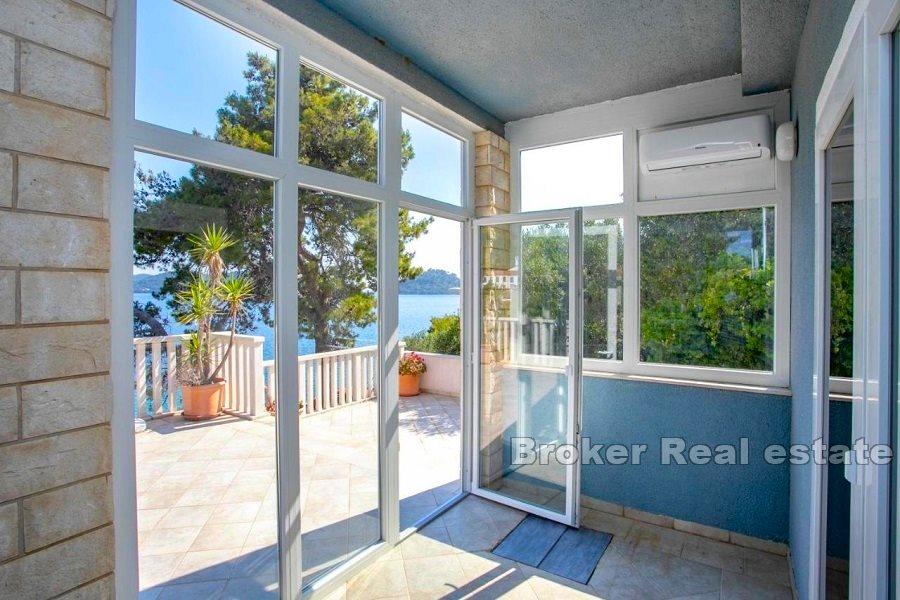 Wyspa Lastovo, dom apartamentowy, pierwszy rząd do morza