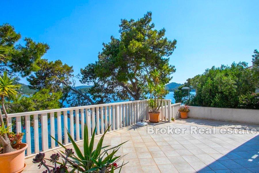 Wyspa Lastovo, dom apartamentowy, pierwszy rząd do morza