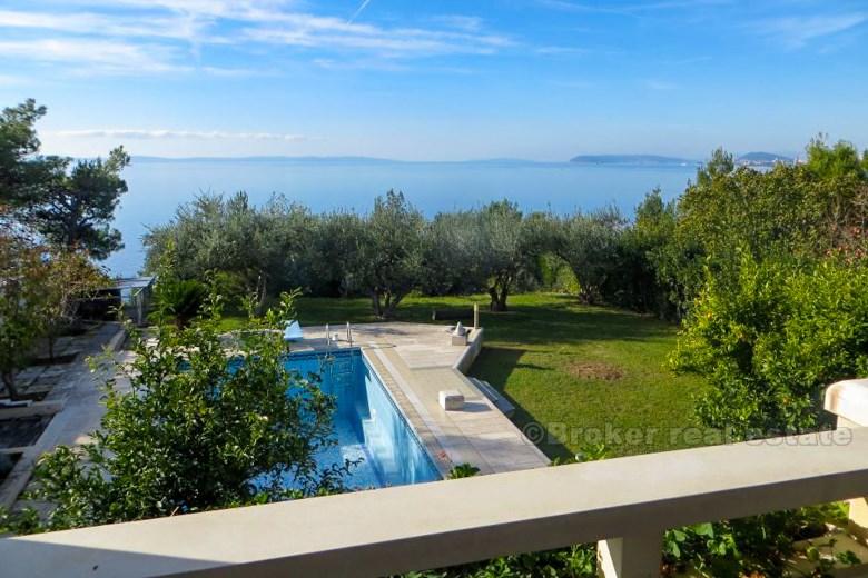 Podstrana, villa with swimming pool, by the sea