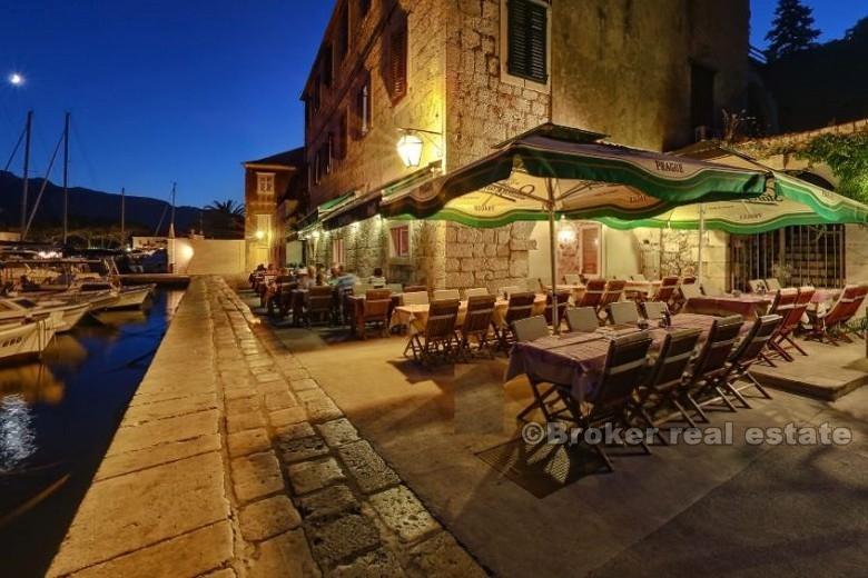 Ön Hvar, restaurang i första raden mot havet