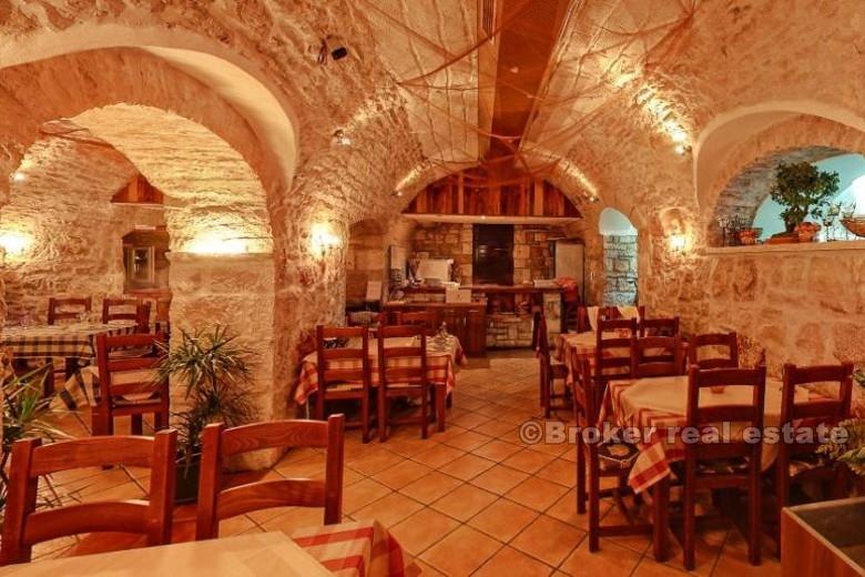 Wyspa Hvar, restauracja w pierwszym rzędzie do morza
