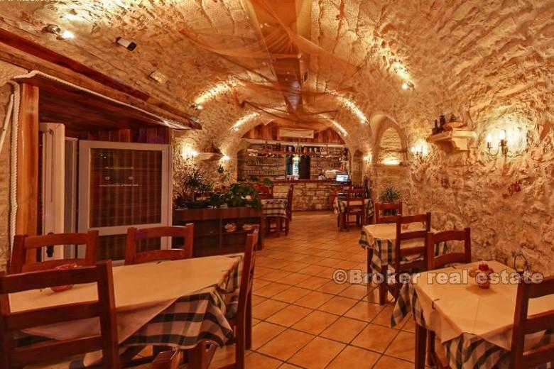 Wyspa Hvar, restauracja w pierwszym rzędzie do morza