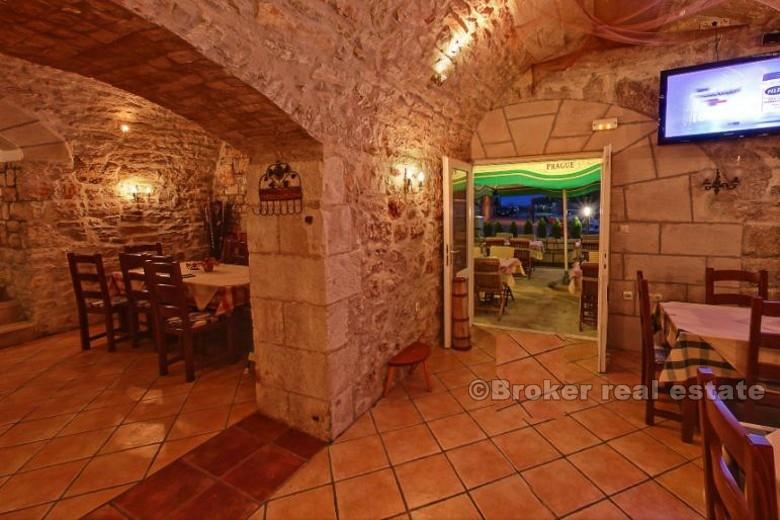 Wyspa Hvar, restauracja w pierwszym rzędzie do morza