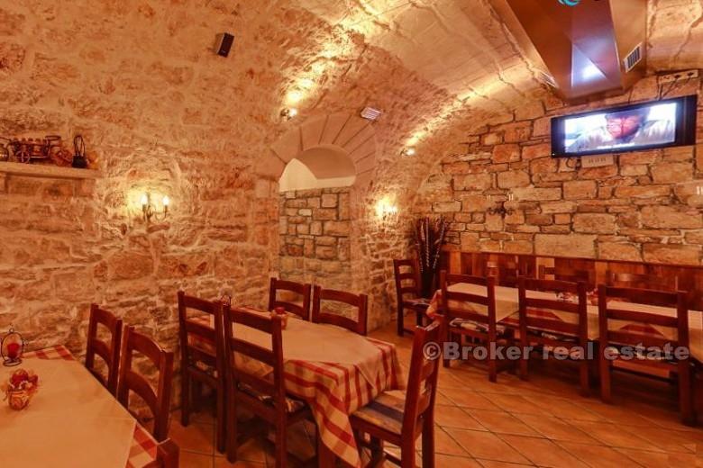 Wyspa Hvar, restauracja w pierwszym rzędzie do morza