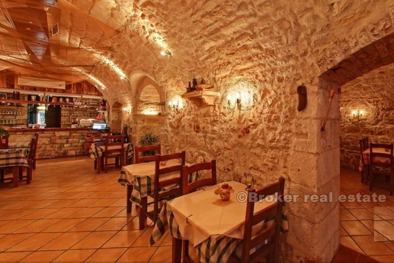 Wyspa Hvar, restauracja w pierwszym rzędzie do morza