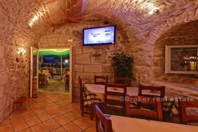 Wyspa Hvar, restauracja w pierwszym rzędzie do morza