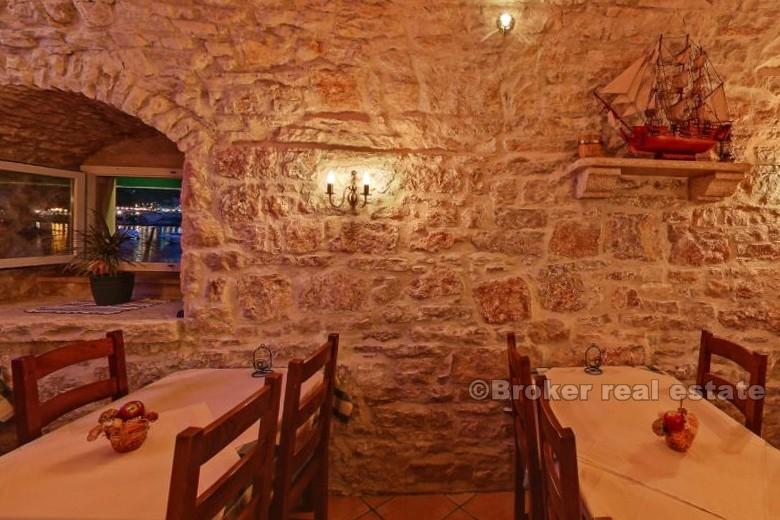 Wyspa Hvar, restauracja w pierwszym rzędzie do morza