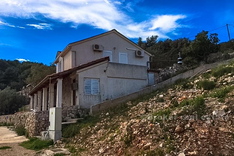 øya Solta - Vakkert hus ved sjøen