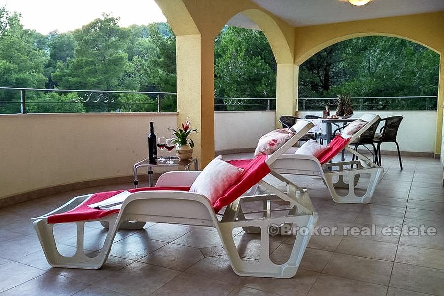 Rogoznica - Dom z apartamentami z widokiem na morze