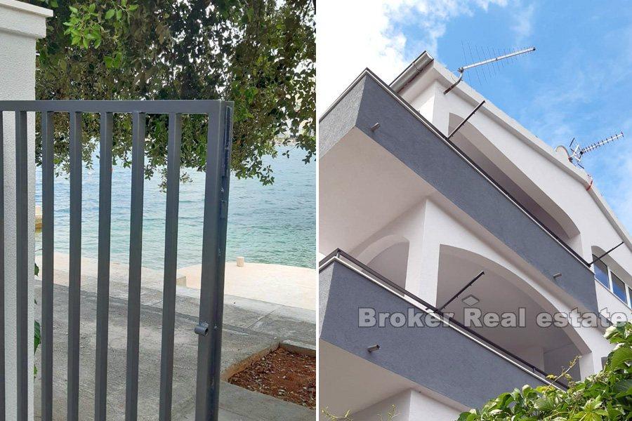 Primosten - palazzina condominiale, direttamente sul mare