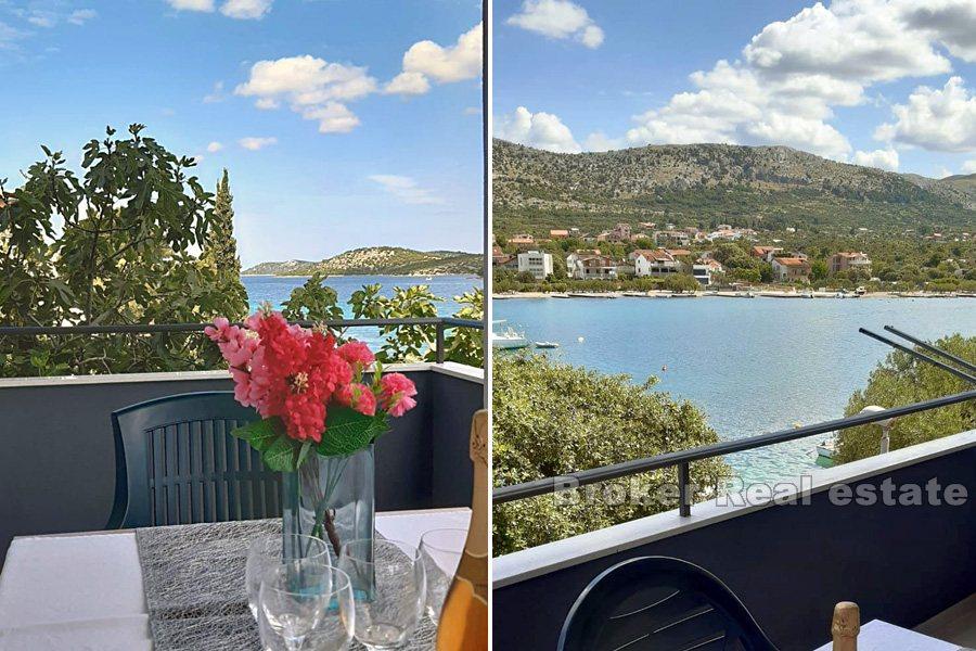 Primosten - palazzina condominiale, direttamente sul mare
