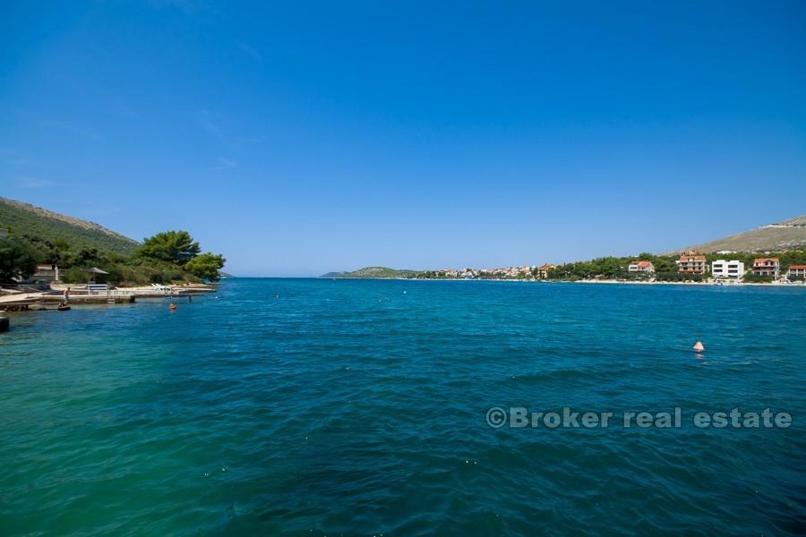 Primosten - palazzina condominiale, direttamente sul mare