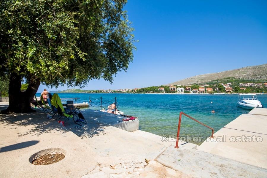Primosten - palazzina condominiale, direttamente sul mare