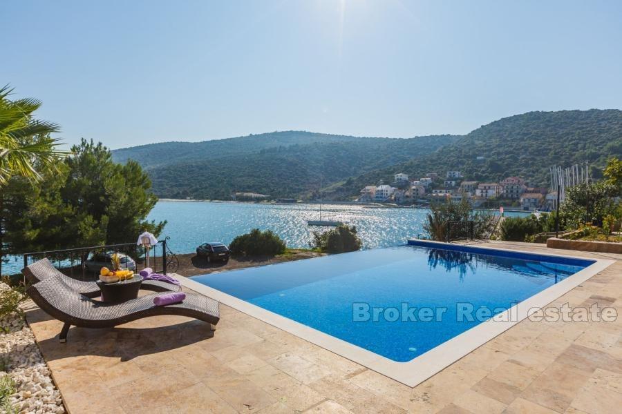 Nära Trogir, modern villa vid havet