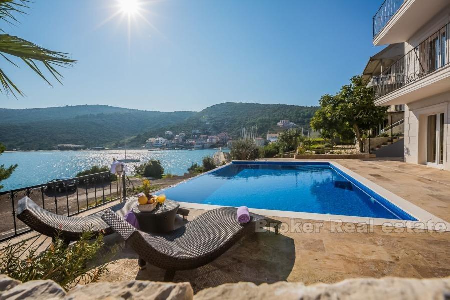 Nedaleko Trogir, moderní vila u moře