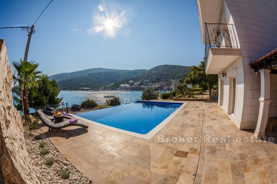 Nedaleko Trogir, moderní vila u moře