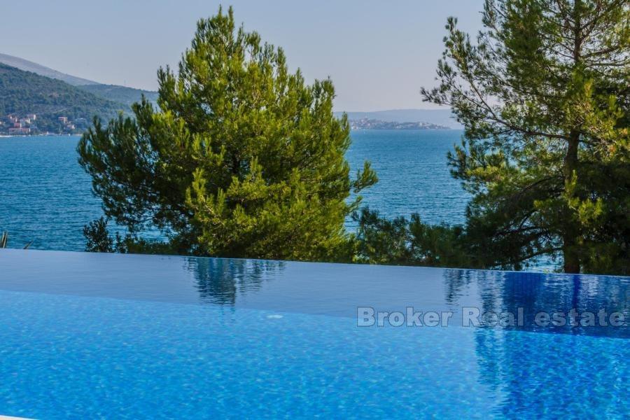 Nedaleko Trogir, moderní vila u moře