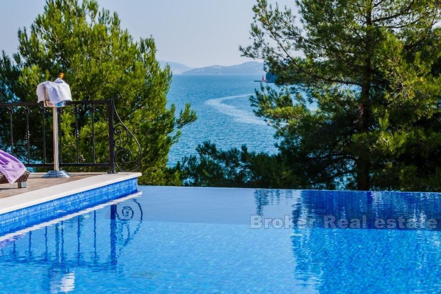 Nedaleko Trogir, moderní vila u moře