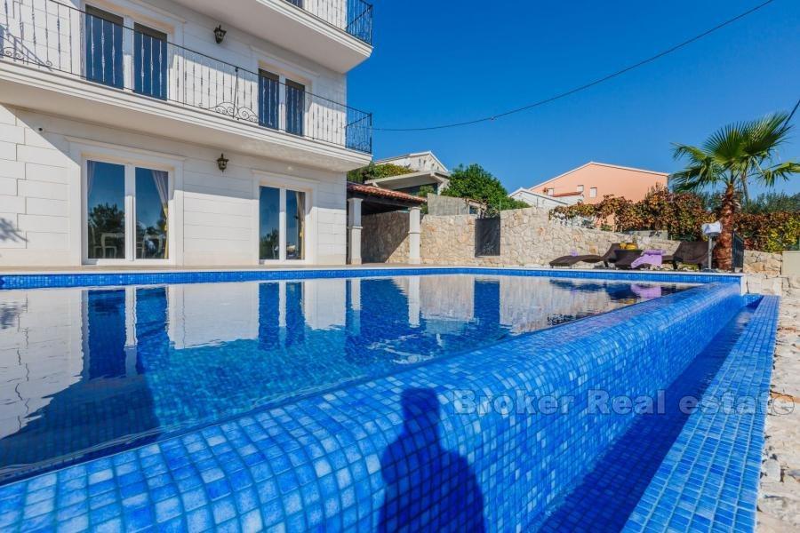 Nedaleko Trogir, moderní vila u moře