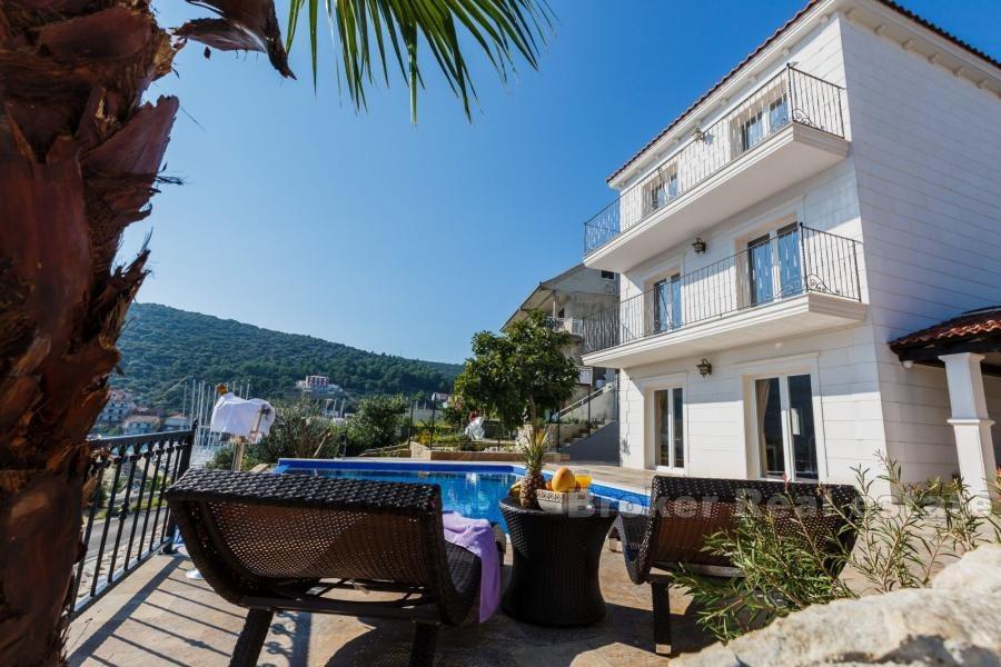 Nedaleko Trogir, moderní vila u moře
