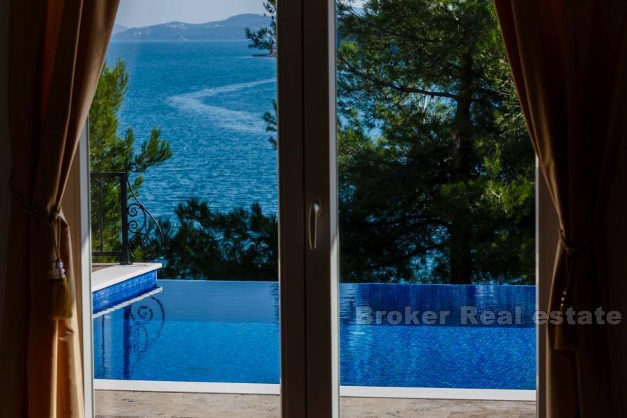 Nedaleko Trogir, moderní vila u moře